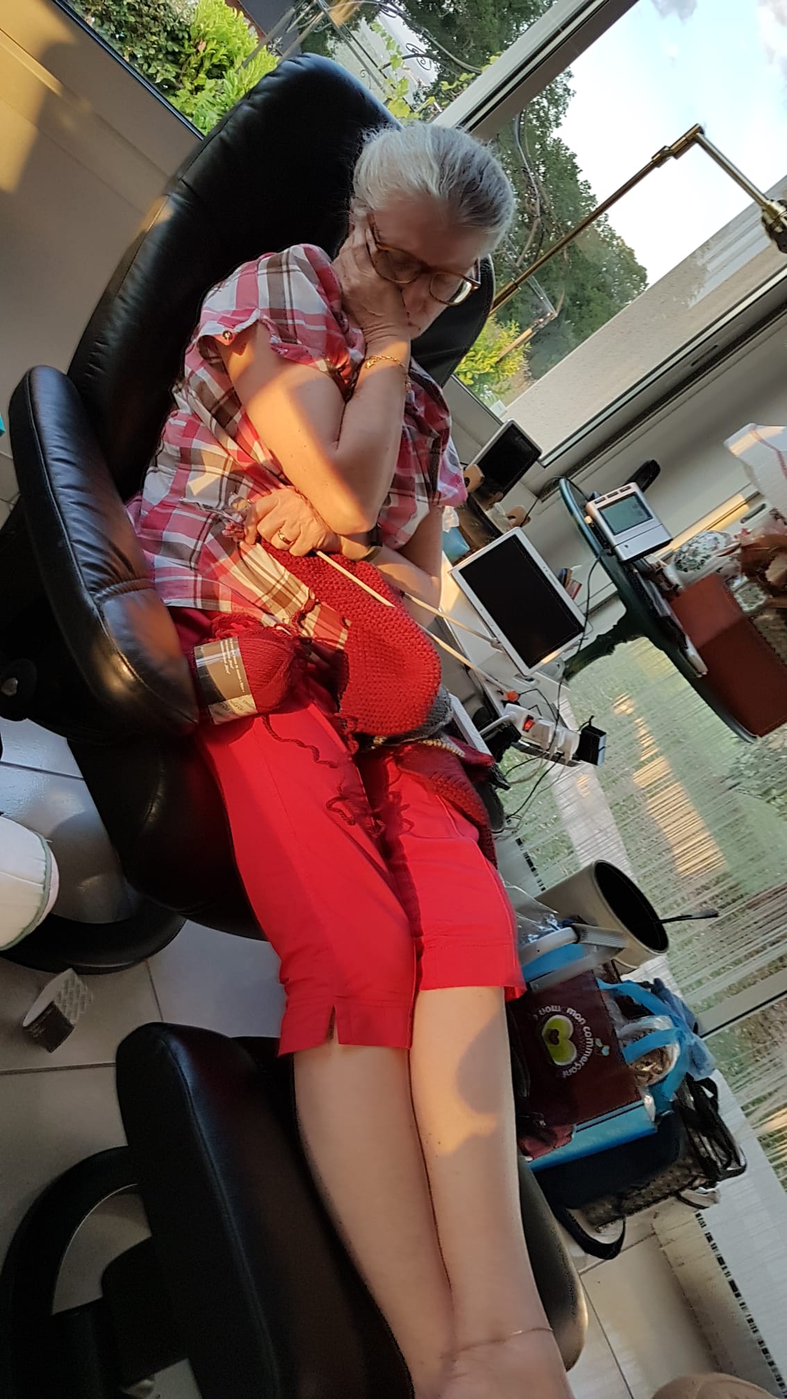 Françoise concentrée sur un ouvrage rouge