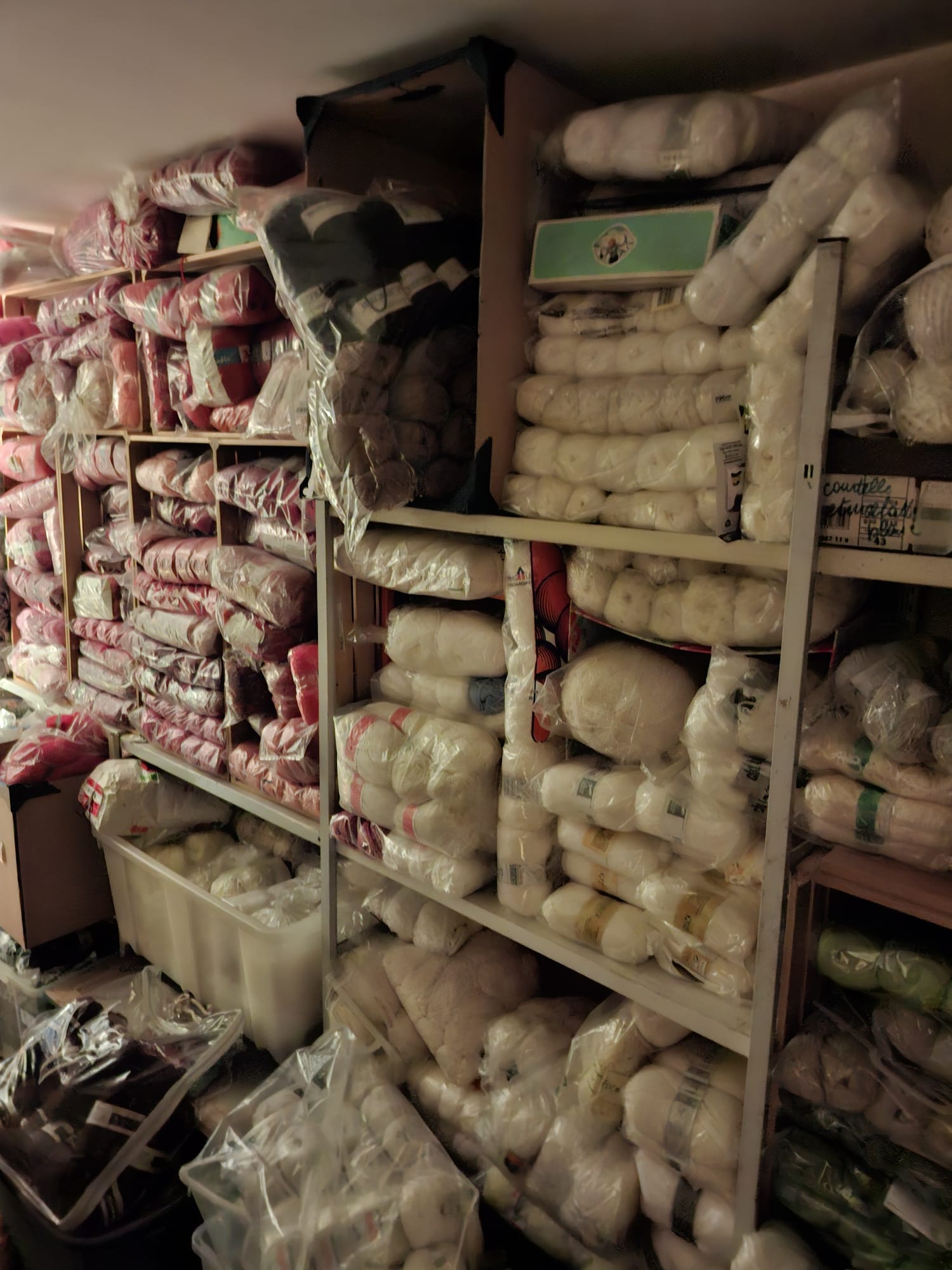 Sacs de pelotes blanches en stock